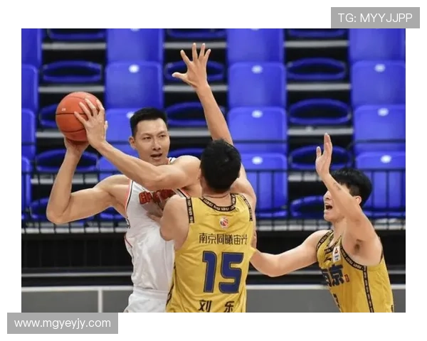 老鹰队新赛季战略浮出水面核心阵容调整引发联盟关注与球迷热议不断